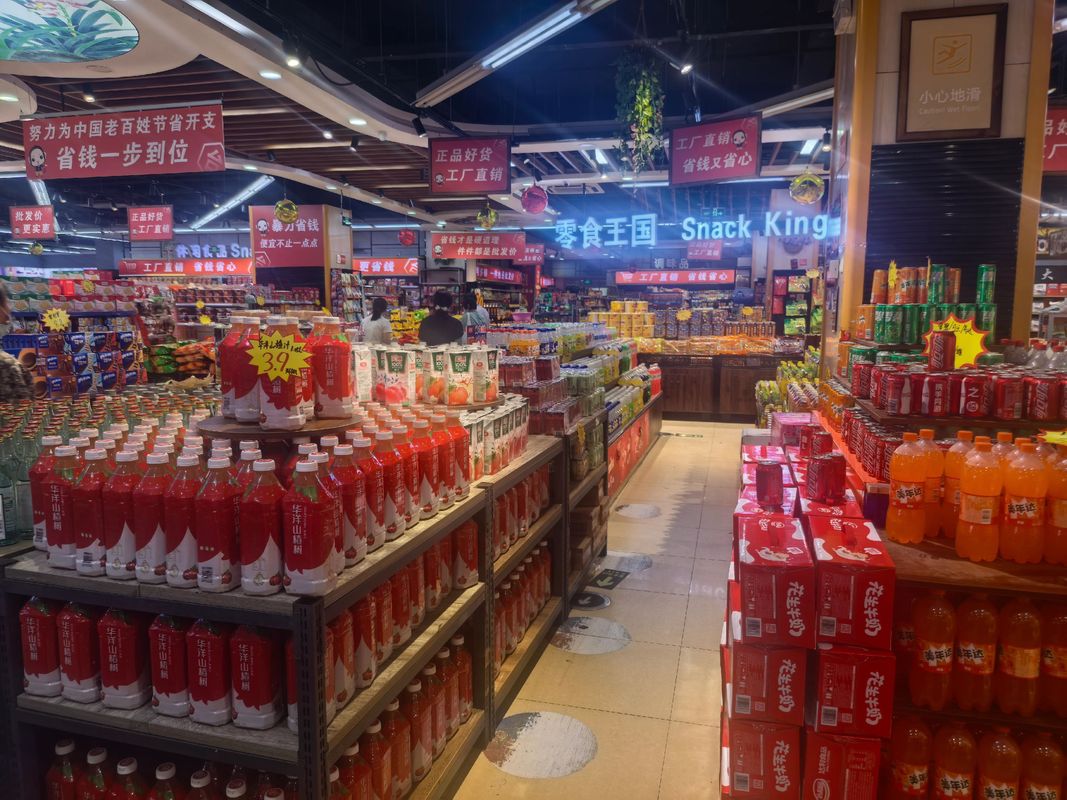 一进门,那商品琳琅满目,从新鲜果蔬到日用百货,再到各类零食,要啥有啥